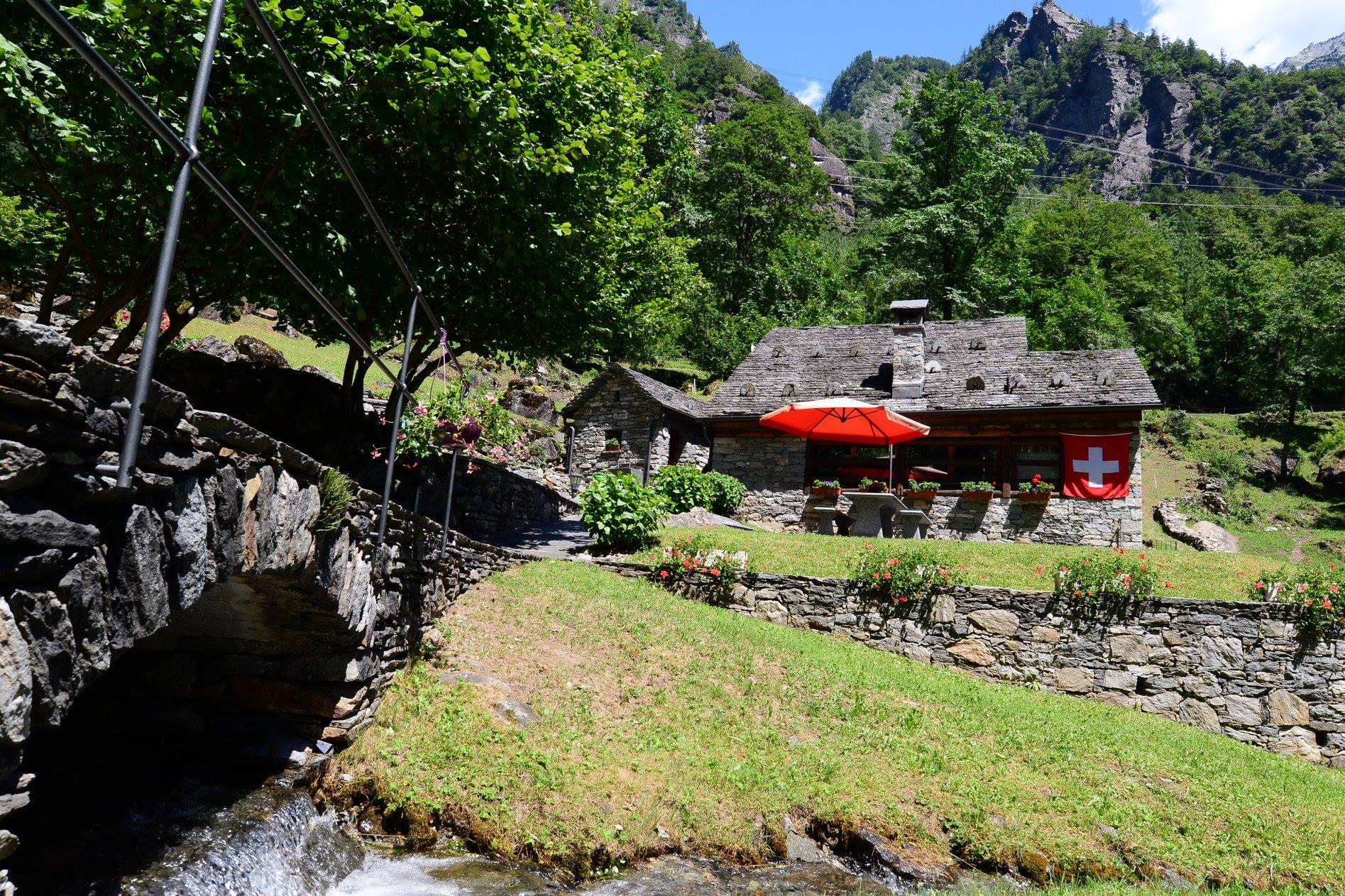 35564356_1993932104269111_176257314569846784_o