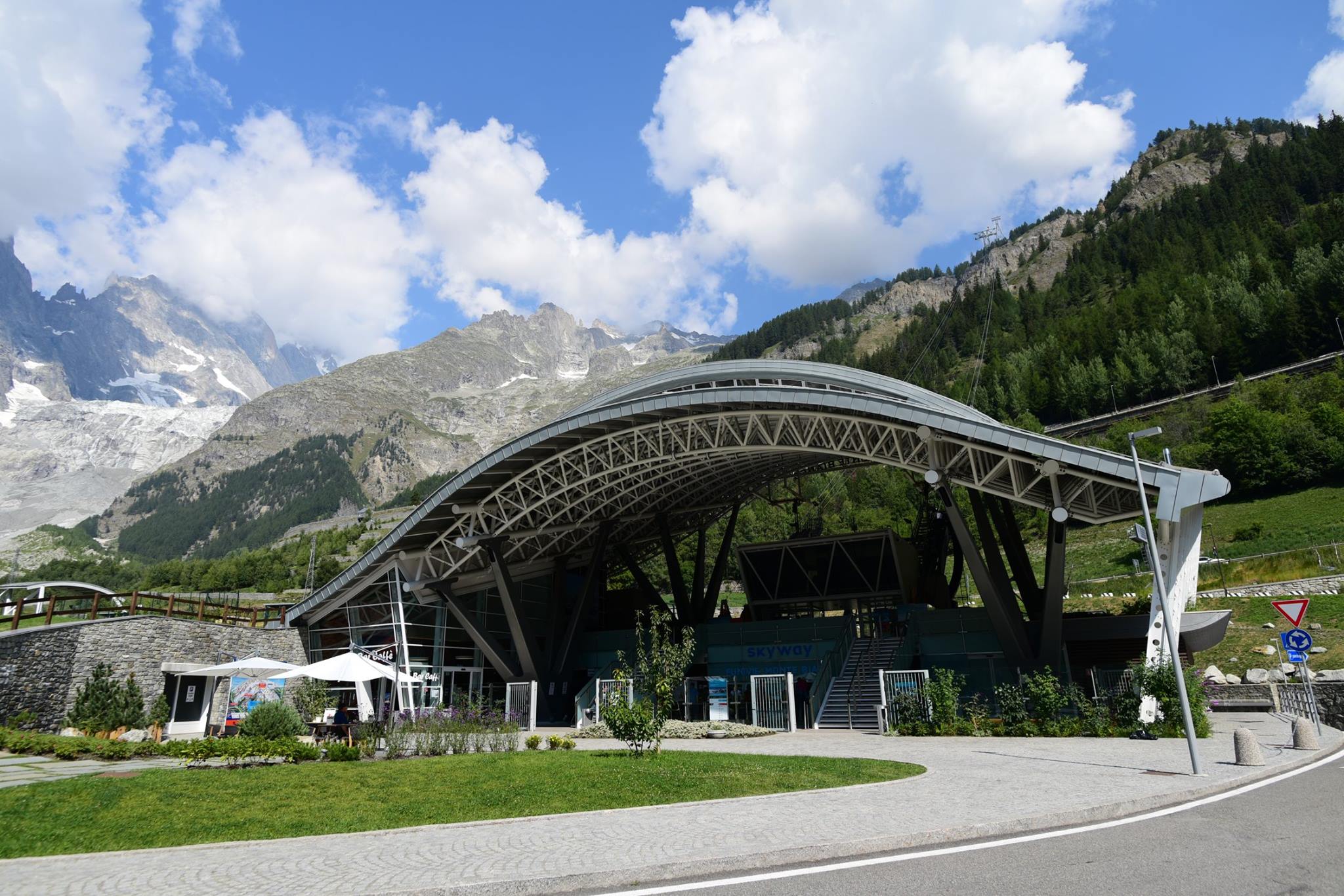 40126188_2071136463215341_8797184785714774016_o