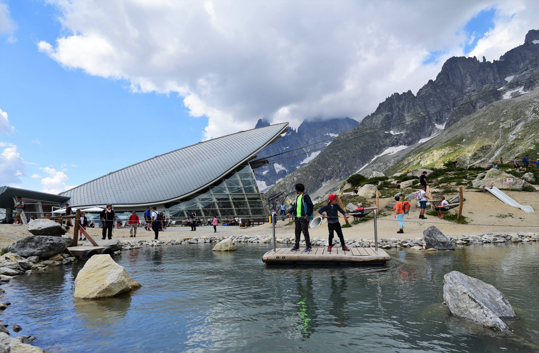 40131332_2071137049881949_780625853829611520_o