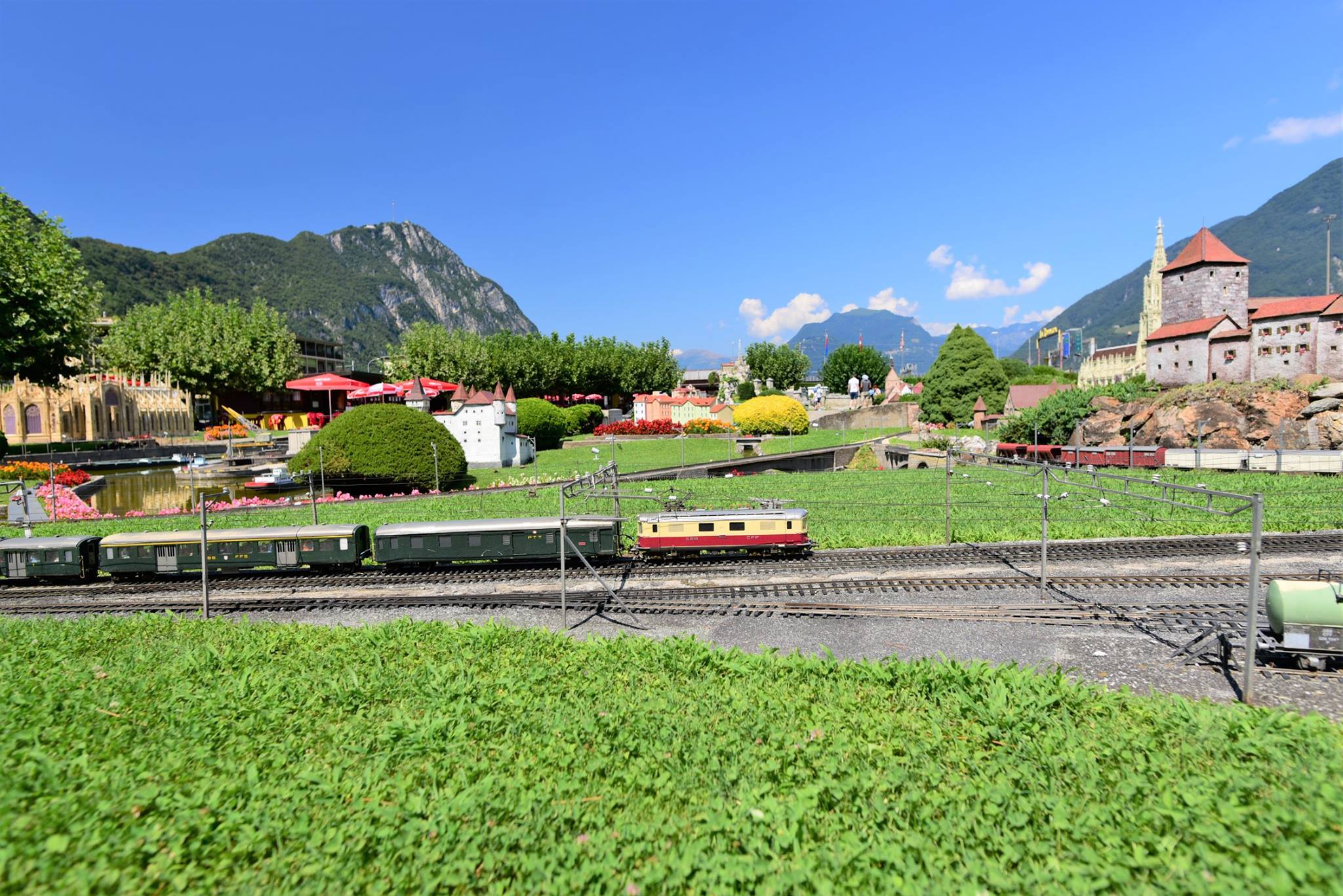 40583818_2075238949471759_7144931160664047616_o